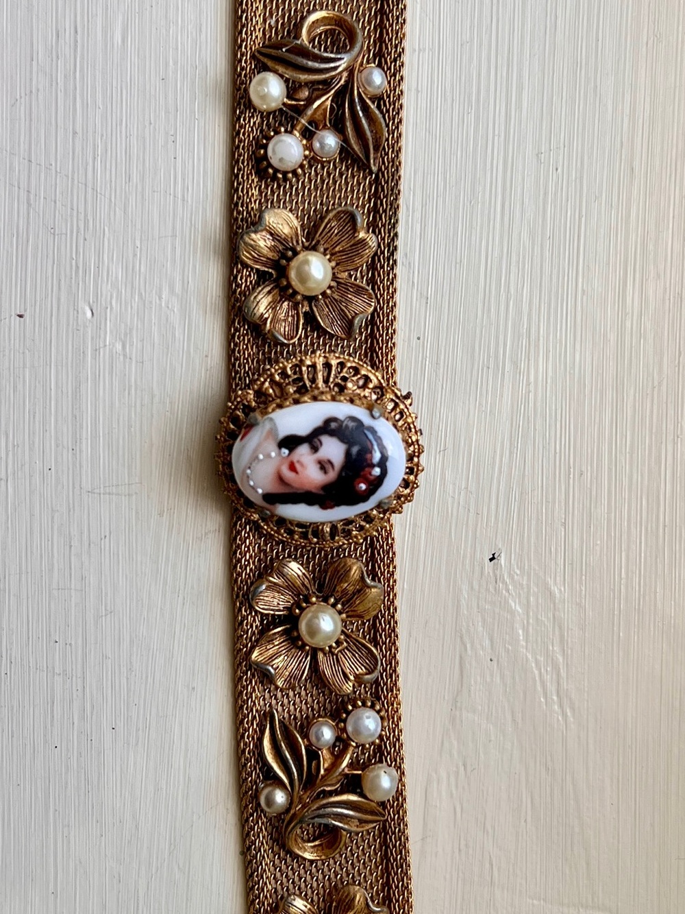Vtg Signed FLORENZA Gold tone Pearl and hand painted portrait bracelet - Picture 6 of 9